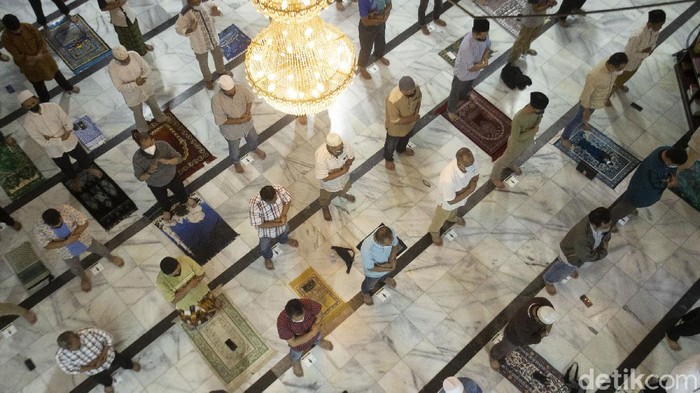 Khusyuk Tarawih di Masjid Cut Meutia Ibadah salat Tarawih juga digelar di Masjid Cut Meutia, Jakarta. Hal itu dilakukan dengan menerapkan protokol kesehatan yang ketat.