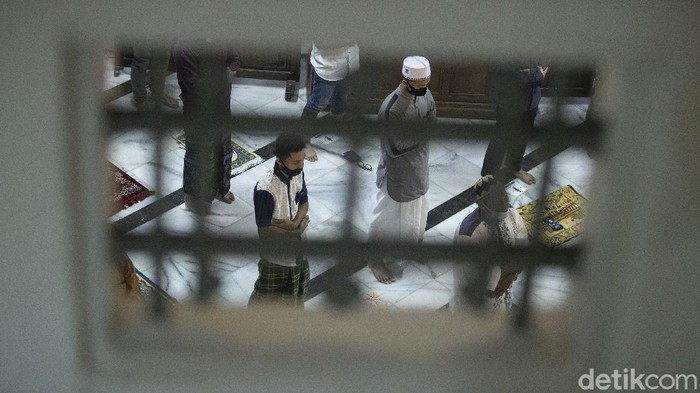 Ahli: Jarak Saf Salat Berjamaah Aman Dicabut, Lansia Tarawih Disarankan Booster