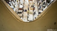 Umat muslim melaksanakan shalat tarawih di Masjid Cut Meutia, Jakarta, Senin (12/4/2021).