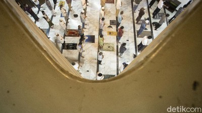 Khusyuk Tarawih di Masjid Cut Meutia