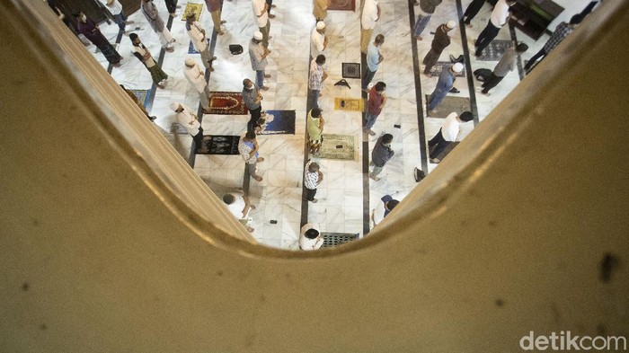 Khusyuk Tarawih di Masjid Cut Meutia Ibadah salat Tarawih juga digelar di Masjid Cut Meutia, Jakarta. Hal itu dilakukan dengan menerapkan protokol kesehatan yang ketat.