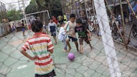 Terbatasnya lahan bermain membuat anak-anak di Jakarta harus memanfaatkan lahan yang terbatas demi mencari kesenangan. 