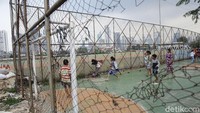Fasilitas lapangan tersebut pun terlihat sudah mulai rapuh di sejumlah titik.