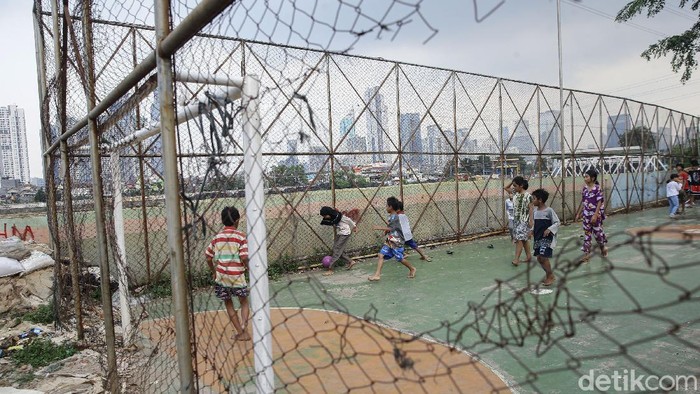 Ruang bermain anak-anak di kawasan Petamburan, Jakarta Pusat, kian terbatas. Sekalipun ada, itu hanya lapangan futsal yang sempit.