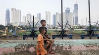 Di tengah pembangunan, ruang gerak anak-anak ini kian terbatas.