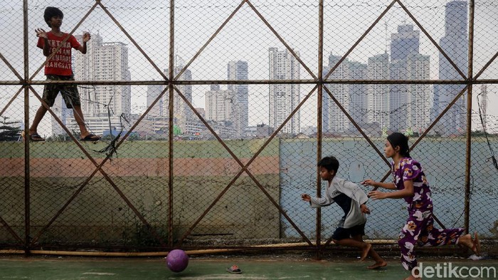 Ruang bermain anak-anak di kawasan Petamburan, Jakarta Pusat, kian terbatas. Sekalipun ada, itu hanya lapangan futsal yang sempit.