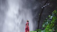 Foto dengan derasnya aliran Air Terjun Kabut Pelangi