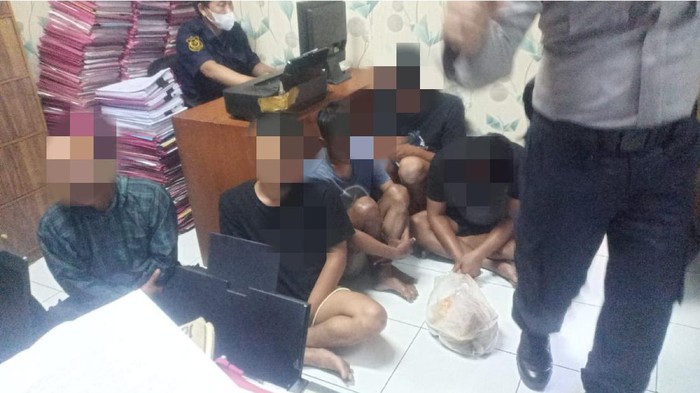 Lima orang debt collector ditangkap polisi usai keroyok dan bacok seorang pria di Cianjur.