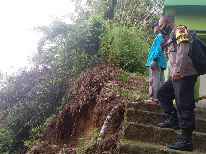 Longsor di Desa Paseban Kecamatan Bayat, Klaten, Senin (12/4/2021).