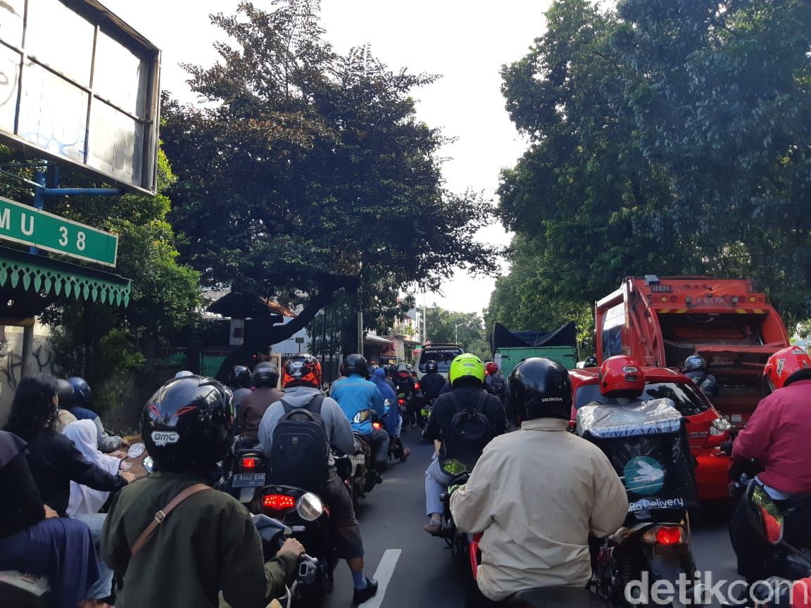 Macet jelang Flyover Tapal Kuda Lenteng Agung, Jaksel. (Danu Damarjati/detikcom)