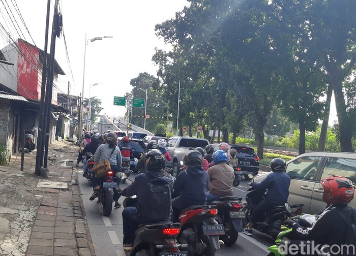 Macet jelang Flyover Tapal Kuda Lenteng Agung, Jaksel. (Danu Damarjati/detikcom)