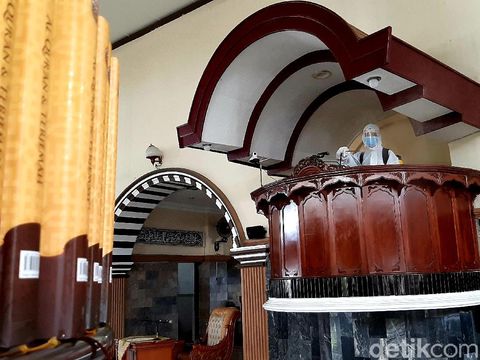 Masjid Agung Baitussalam Purwokerto disemprot disinfektan menjelang Ramadhan, Senin (12/4/2021).