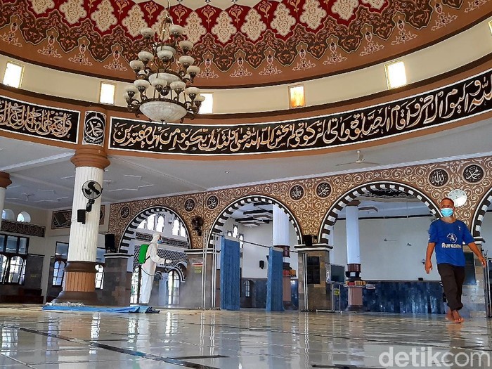 Masjid Agung Baitussalam Purwokerto disemprot disinfektan menjelang Ramadhan, Senin (12/4/2021).