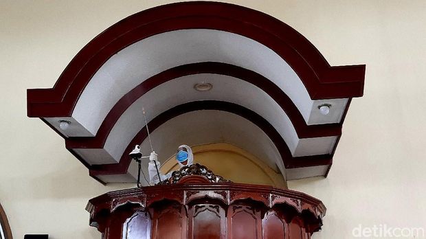Masjid Agung Baitussalam Purwokerto disemprot disinfektan menjelang Ramadhan, Senin (12/4/2021).