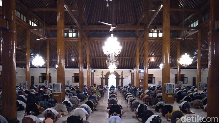 Masjid Agung Surakarta (Solo) menggelar salat tarawih perdana, Senin (12/4/2021).