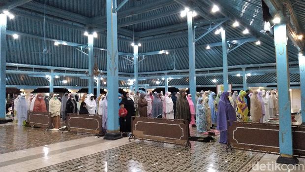 Masjid Agung Surakarta (Solo) menggelar salat tarawih perdana, Senin (12/4/2021).