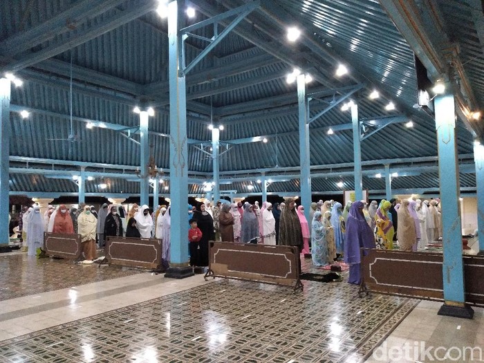 Masjid Agung Surakarta (Solo) menggelar salat tarawih perdana, Senin (12/4/2021).