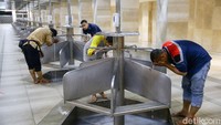 Jemaah yang datang ada yang langsung menuju area ibadah atau mengambil wudhu terlebih dahulu. Sebelum masuk ke area ibadah, ada 2 hand sanitizer yang disiapkan. Semakin lama, semakin banyak jemaah yang datang ke Masjid Istiqlal.