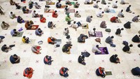 Masjid Istiqlal tidak menyediakan sajadah atau karpet untuk jemaah yang ingin melaksanakan ibadah. Jemaah diimbau membawa sajadah sendiri. Hampir semua jemaah yang datang ke Masjid Istiqlal membawa sajadah.