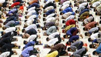 Jemaah pun melaksanakan salat isya berjamaah. Salat isya dilaksanakan dengan khusyuk.