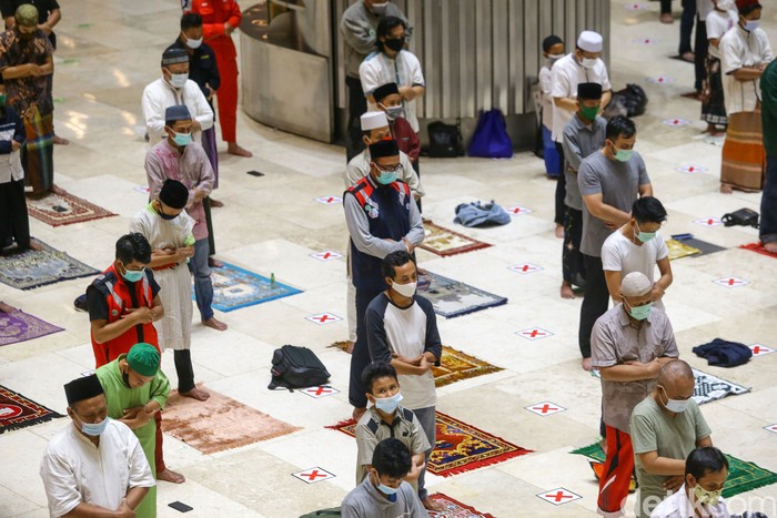 Pemerintah telah menetapkan 1 Ramadhan 1442 Hijriah Selasa besok. Malam ini, Masjid Istiqlal menggelar salat tarawih berjamaah dengan kapasitas terbatas.