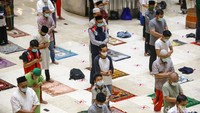 Usai salat isya, jemaah mendengarkan ceramah. Tak lama kemudian, salat tarawih pun dilaksanakan. Seluruh jemaah melaksanakan salat dengan khusyuk.
