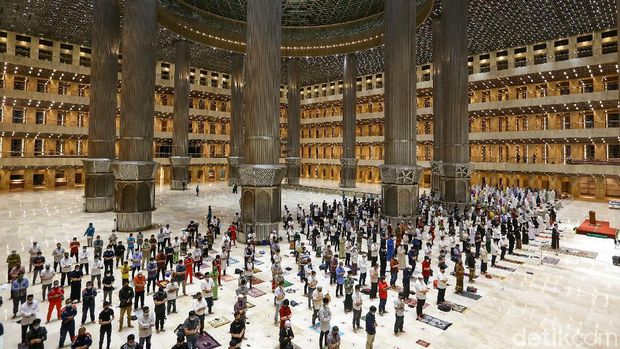Pemerintah telah menetapkan 1 Ramadhan 1442 Hijriah Selasa besok. Malam ini, Masjid Istiqlal menggelar salat tarawih berjamaah dengan kapasitas terbatas.