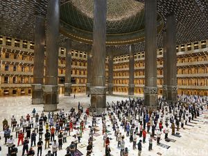 Melihat Salat Tarawih Pertama di Masjid Istiqlal, Pakai Jaga Jarak