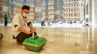 Sidang isbat dipimpin langsung oleh Menteri Agama (Menag) Yaqut Cholil Qoumas. Selain itu, hadir pimpinan Majelis Ulama Indonesia, Komisi VIII DPR, ormas Islam, hingga ahli astronomi.