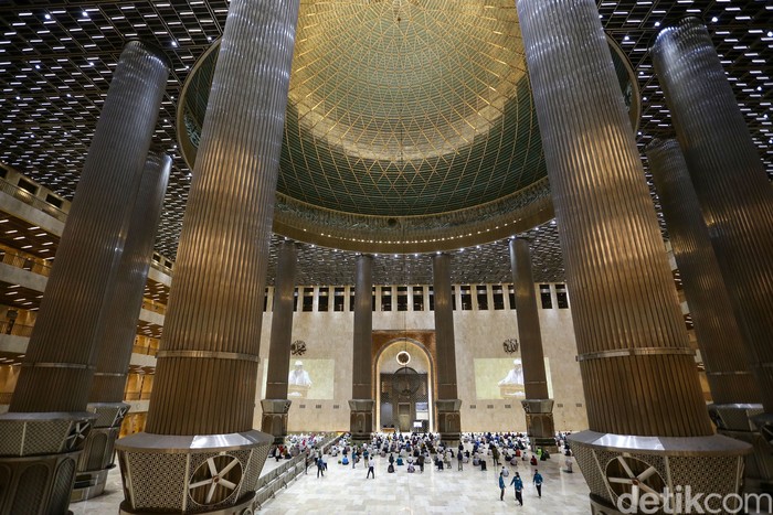 Pemerintah telah menetapkan 1 Ramadhan 1442 Hijriah Selasa besok. Malam ini, Masjid Istiqlal menggelar salat tarawih berjamaah dengan kapasitas terbatas.
