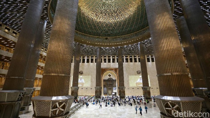 Masjid Istiqlal Gelar Salat Tarawih Pertama Pemerintah telah menetapkan 1 Ramadhan 1442 Hijriah Selasa besok. Malam ini, Masjid Istiqlal menggelar salat tarawih berjamaah dengan kapasitas terbatas.