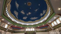 Berdasarkan pantauan, Masjid Baituttaqwa ini jika dilihat secara dekat terlihat bagian depan masjid karena lahannya merupakan terasering. Kemudian, setelah memasuki masjid, akan menemukan aksesoris masjid yang ada indah dan bagus sekali. 