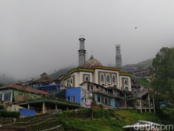 Bangunan Masjid Baituttaqwa berada di Dusun Butuh, Desa Temanggung, Kecamatan Kaliangkrik, Kabupaten Magelang