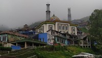 Masjid Baituttaqwa yang berada di Dusun Butuh, Desa Temanggung, Kecamatan Kaliangkrik, Kabupaten Magelang, Jawa Tengah, ramai dikunjungi wisatawan. Lokasi ini menjadi salah satu titik spot selfie pengunjung Nepal Van Java.