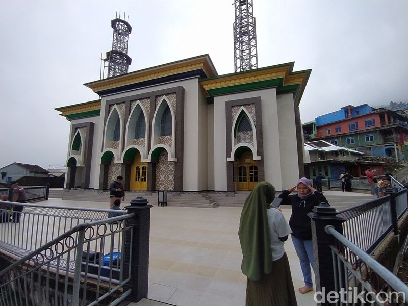 Halaman Masjid Baituttaqwa di Dusun Butuh, Desa Temanggung, Kecamatan Kaliangkrik, menjadi salah satu titik spot selfie pengunjung Nepal Van Java