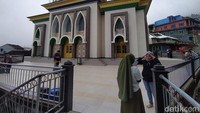 Seiring ramainya pengunjung berdatangan di Nepal Van Java, halaman atau teras masjid ini pun menjadi salah satu titik spot selfie. Para pengunjung yang datang biasanya dipandu ojek warga berhenti di masjid ini untuk berfoto-foto di halaman masjid. Foto: Eko Susanto/detikcom