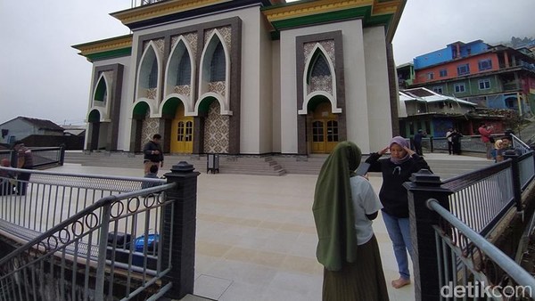 Potret Masjid Nepal Van Java yang Jadi Spot Selfie Favorit