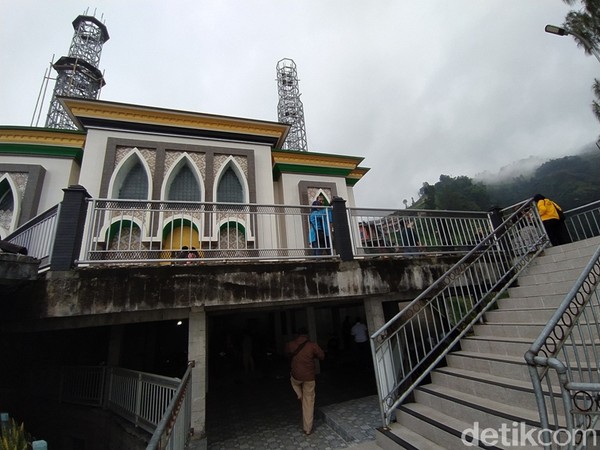 Dulunya masjid ini berukuran kecil, kemudian dilakukan pemugaran secara bergotong royong oleh warga masyarakat setempat. Dulunya masjid ini berukuran kecil, kemudian dilakukan pemugaran secara bergotong royong oleh warga masyarakat setempat.
