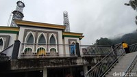 Dulunya masjid ini berukuran kecil, kemudian dilakukan pemugaran secara bergotong royong oleh warga masyarakat setempat.