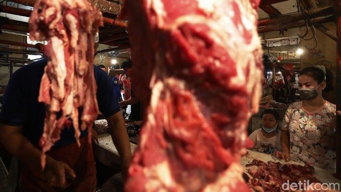 Jelang bulan Ramadhan, harga daging sapi kembali merangkak naik di pasar tradisional di Kota Bekasi, Jawa barat. Harga daging sapi mencapai Rp 180 ribu per kilogramnya per hari ini (12/4).