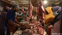 Harga daging sapi segar di sejumlah pasar tradisional di wilayah Kota Bekasi, Jawa barat, Senin (12/04/2021), kini mencapai Rp180 ribu per kilogram.   