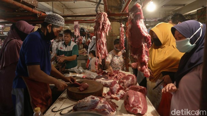 Jelang bulan Ramadhan, harga daging sapi kembali merangkak naik di pasar tradisional di Kota Bekasi, Jawa barat. Harga daging sapi mencapai Rp 180 ribu per kilogramnya per hari ini (12/4).
