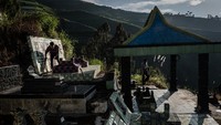 Nyadran adalah suatu rangkaian budaya yang berupa pembersihan makam leluhur, tabur bunga, dan puncaknya berupa kenduri selamatan di makam leluhur.  