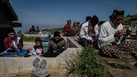 Kegiatan menyelanggarakan kenduri diawali dengan pembacaan ayat Al-Quran, zikir, tahlil, dan doa, kemudian ditutup dengan makan bersama. Dipimpin oleh seorang tokoh agama atau masyarakat desa sering menyebut dengan mudin.   