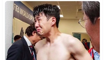 Heung Min Son menangis karena golnya percuma. Foto: Twitter