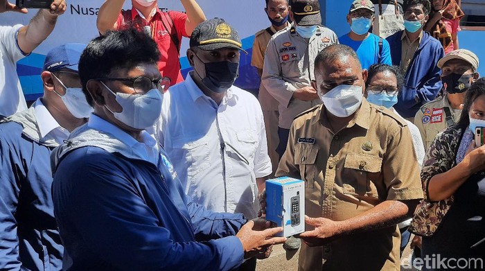 Menkominfo mengirim sejumlah peralatan komunikasi ke Flores Timur, NTT. Dia juga memastikan pembangunan infrastruktur TIK di NTT berjalan. (Rahmat Fathan/detikcom)