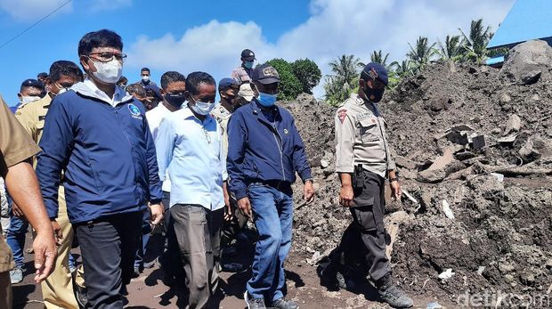 Menkominfo mengirim sejumlah peralatan komunikasi ke Flores Timur, NTT. Dia juga memastikan pembangunan infrastruktur TIK di NTT berjalan. (Rahmat Fathan/detikcom)