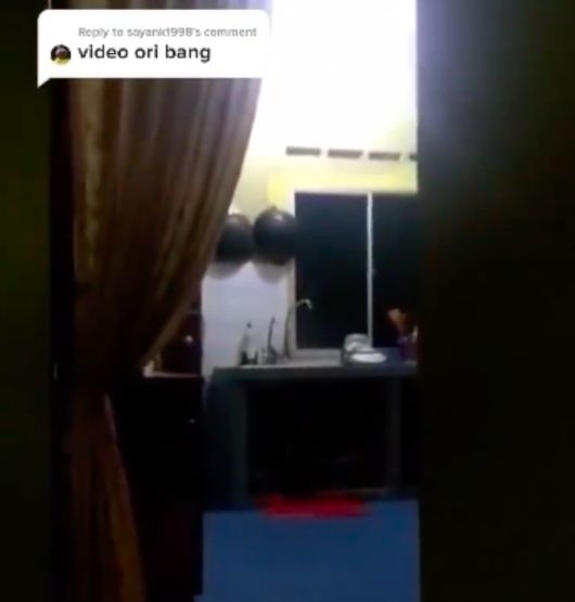 Merinding! Netizen Lihat Bayangan Pocong Mengintip di Jendela Dapur