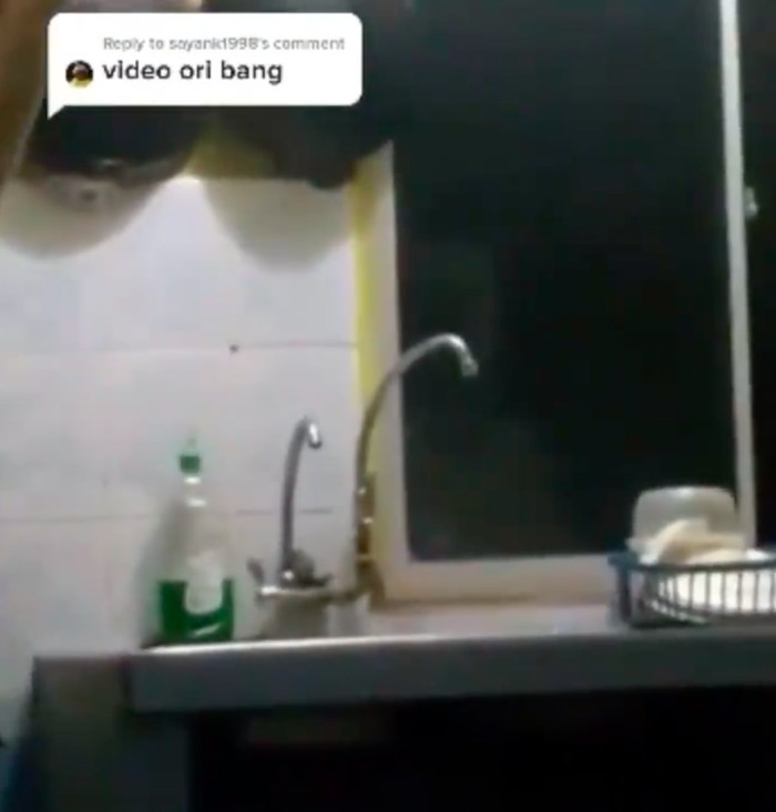 Merinding! Netizen Lihat Bayangan Pocong Mengintip di Jendela Dapur