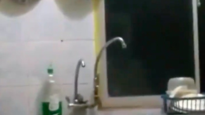 Merinding! Netizen Lihat Bayangan Pocong Mengintip di Jendela Dapur